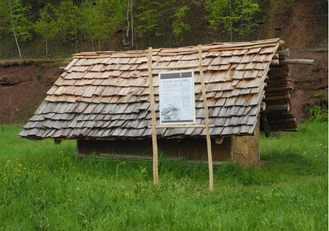 Informationstafel für das erste Gebäude